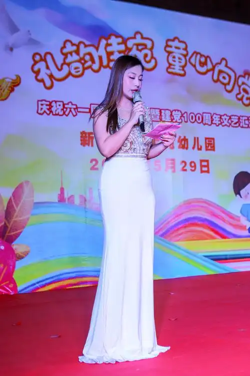 参加妞妞的六一儿童节随手蹭拍主持人