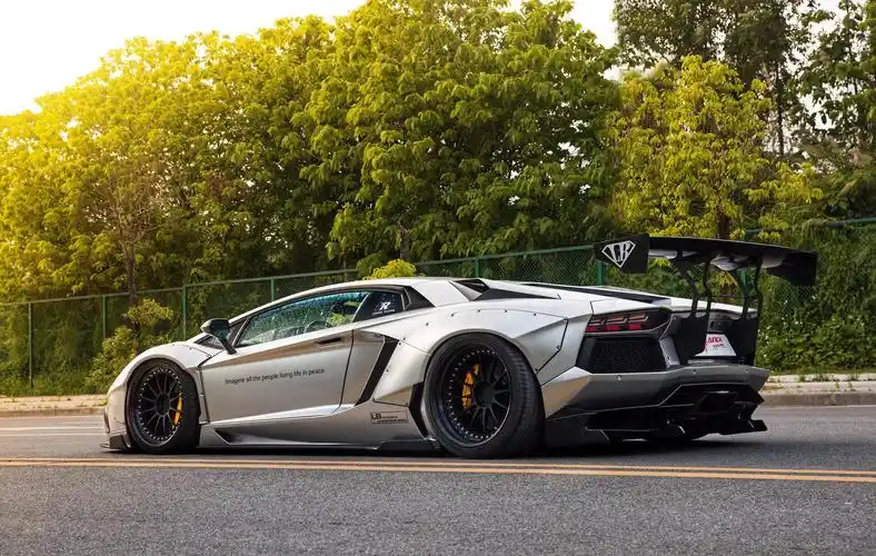 兰博基尼aventador改装lb宽体简直就是贴地飞行的战斗机