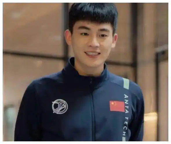 欧豪:帅气迷人的时尚偶像,吸睛十足,引爆你的潮流风向!