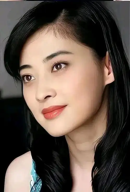 近日,演员梅婷出席活动的一组照片流出,妆容老气,服装造型邋遢