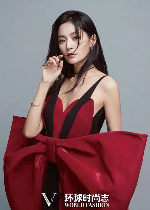 王媛可封面大片曝光巨型蝴蝶结气场满分