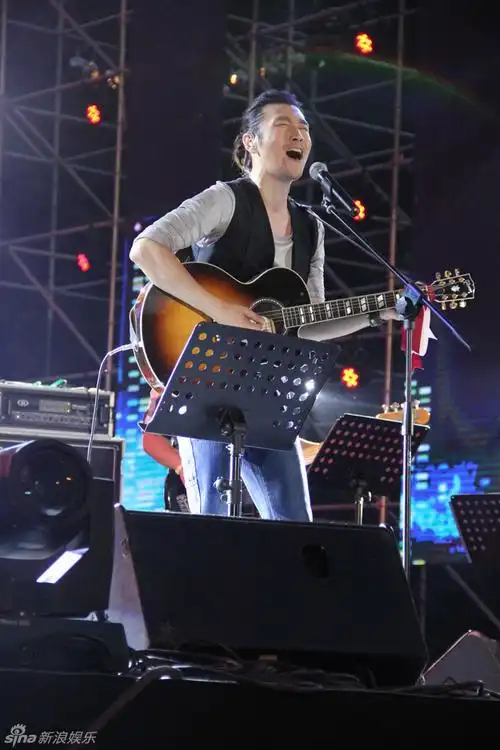 组图:满江亮相长城艺术节 歌曲引全场合唱_高清图集_新浪网