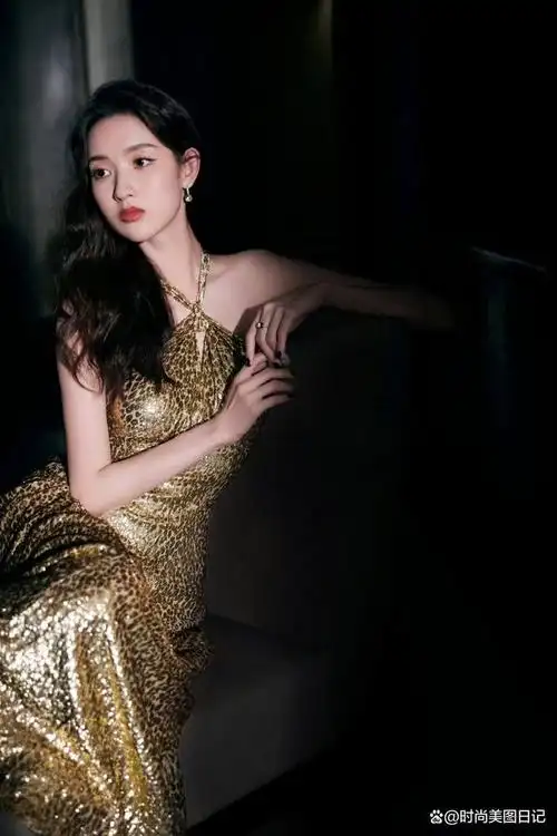 青年演员王玉雯身着黑色不规则礼服裙现身红毯,浪漫气息与明媚摩登