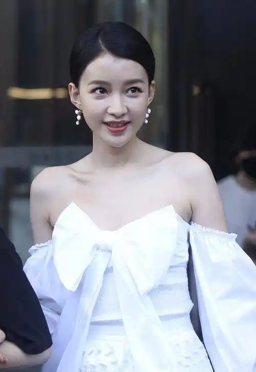 孙怡化妆还显疲态,26岁黑眼圈就这么重?干瘪身材目测不到90斤!