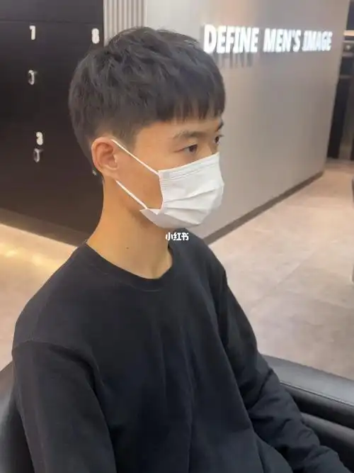 干净短碎盖发型