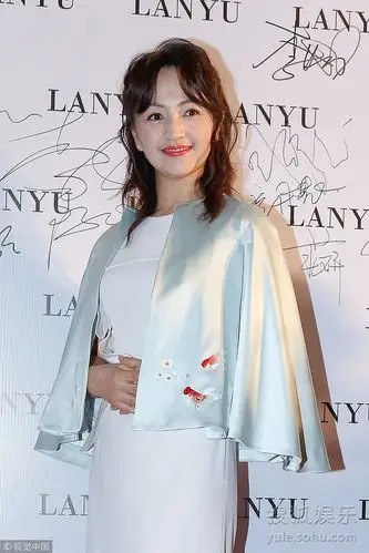 45岁罗海琼白色长裙露美腿 小卷发减龄100分