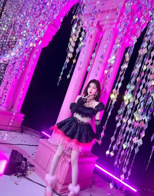 鞠婧祎新歌上线,舞台照流出,穿黑粉露腰小短裙甜美灵动 妩媚撩人_粉红