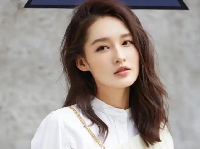 超美穿搭救不了剧情 刚进入六月,由黄景瑜,李沁主演的《爱上特种兵》