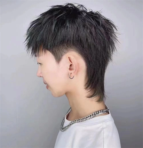 男生短发剪狼尾头,可很好的修饰脸型的轮廓问题,给人满满的校园气息和