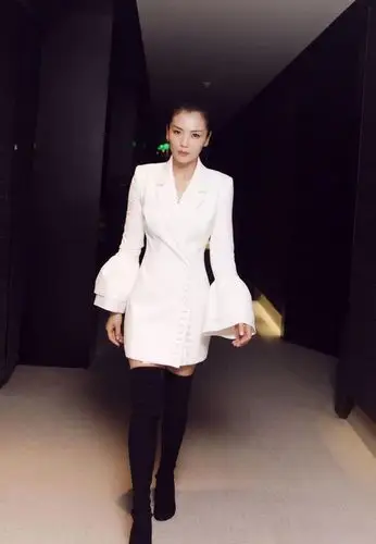 刘涛就是会穿,一袭白衣搭配高筒靴,轻松凹出大长腿__财经头条