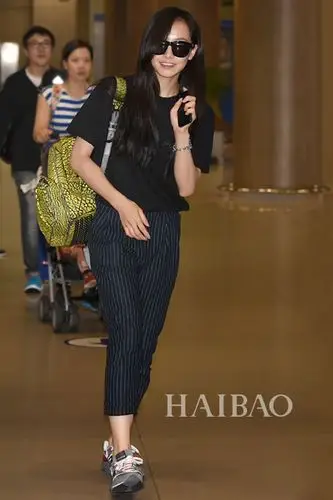 f(x)组合成员宋茜8月19日韩国仁川机场街拍