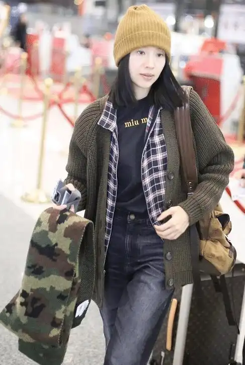 董洁素颜真年轻,针织开衫叠穿衬衫好洋气,戴针织帽看不出40岁