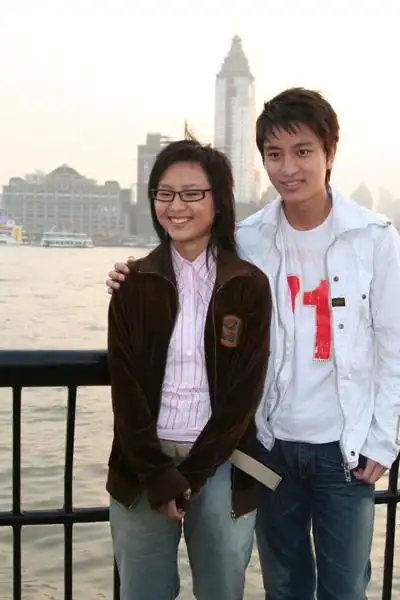 电话>上海热拍 笔笔携男友现身(组图)