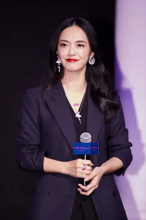 西装夹克沉稳大方姚晨任珠宝品牌全球品牌大使首度参与珠宝设计姚晨