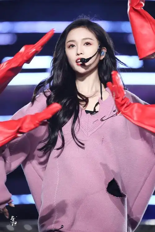 吴宣仪在舞台上还蛮亮眼的
