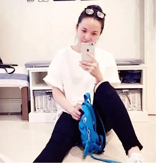 带你看看靳东住的豪宅,家里地面铺着软垫,平时跟孩子趴着玩耍