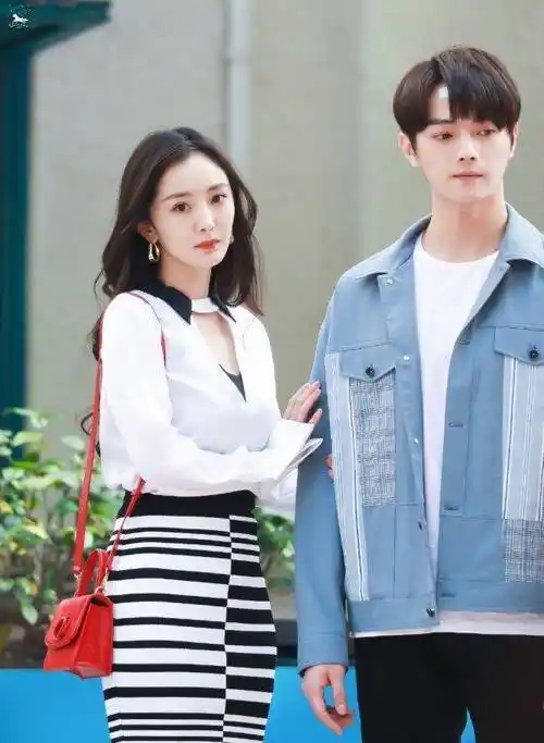 原创杨幂新剧路透照曝光身材优越气场超强和许凯同框真的没有cp感