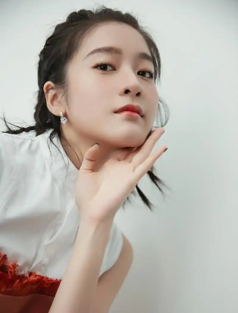 张雪迎sophie 身穿一袭橘红连衣裙,亮色衬托少女元气满满,搭配鞭炮辫