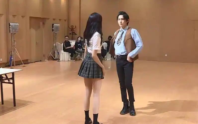 关晓彤宋亚轩跳舞花絮曝光被强制要求贴近身体这身材真实吗