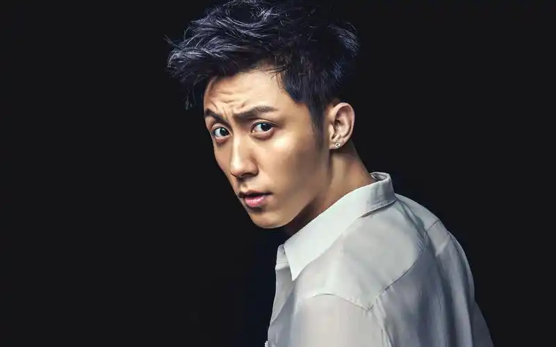 他是大家的鲸鱼哥哥,也是人民守护者,黄景瑜的未来值得期待