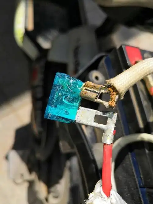 电动车电瓶保险丝接头老是被烧坏是怎么回事?