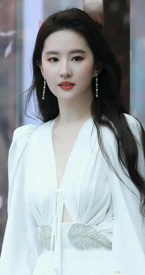 刘亦菲曾在韩国遭校园霸凌, 背后原因令人愤怒, 勇敢反抗终获自救