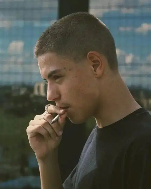 男士必备:夏日男士清爽发型指南