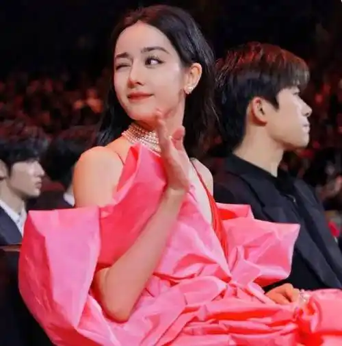 迪丽热巴身穿粉色蝴蝶结长裙亮相,不仅是高奢新款高定,而且据说是全球