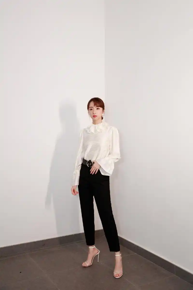 简介:胡冰卿白衫甜美写真图片,分享一组胡冰卿图片给大家,图中的明星