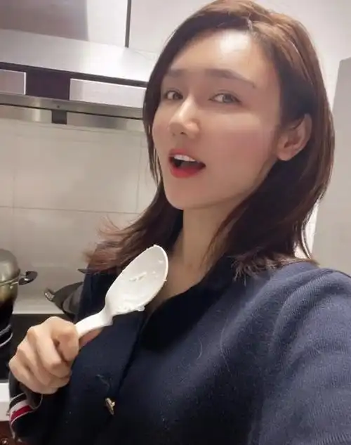 央视主持龙洋私下生活曝光样子与台上反差大吃一桌素菜没荤腥