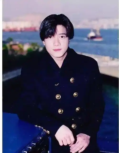 能够在90年代风靡整个香港,成为四大天王之一,年轻时的郭富城到底有多