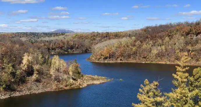 28张图片玉柱峰位于长白山景区内,在天池以西,东北距白云峰一公里,又