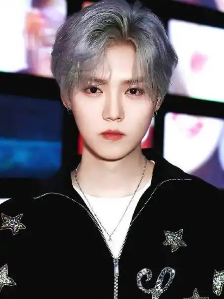 鹿晗国庆假期白色卫衣造型随拍#鹿晗这也太小气了吧都不给我们看正脸