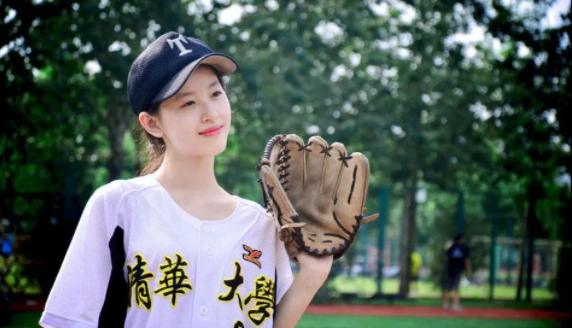 清华大学高颜值校花火了,不靠颜值偏要靠实力,高考分数引争议