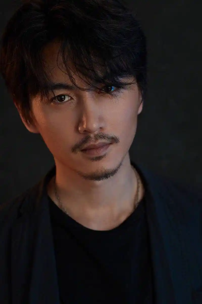 不光在剧中如此,为了保持角色形象的陈晓在剧外也一直留着胡须.