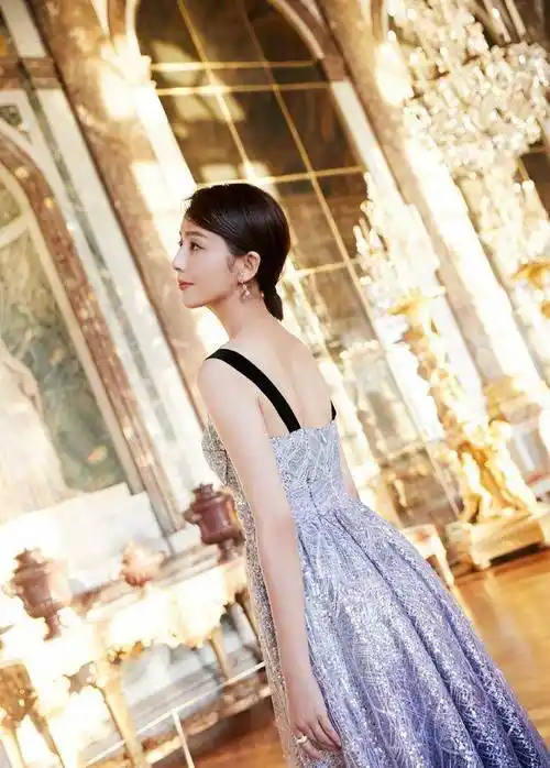 佟丽娅也放开了,穿泡泡袖波点"时尚裙"秀事业线,皮肤