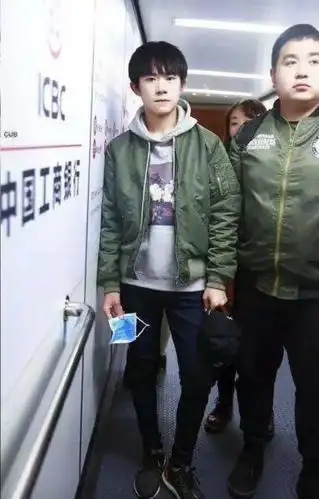 易烊千玺试装被偷拍,助理胖虎怒斥私生饭!