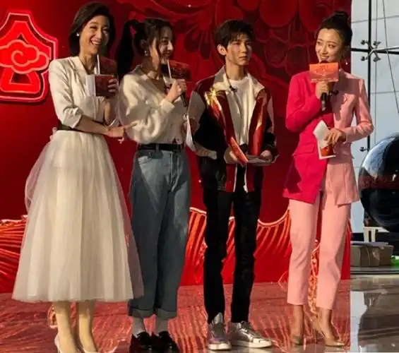 迪丽热巴王源春晚发布会同框热巴高马尾似少女王源又瘦又矮惹粉丝心疼