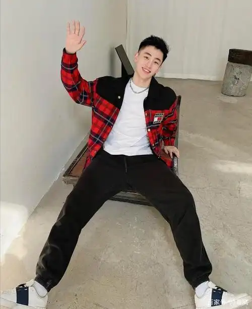 身高185大长腿文艺小奶狗,爱笑的男生就连穿衣都这么好看有魅力