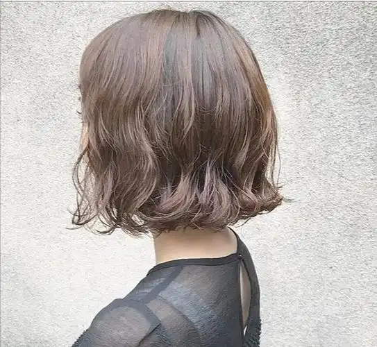 短发怎么烫才不显老今年流行微微烫减龄还有气质