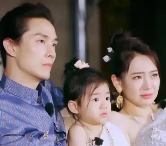 这次澳洲出游只看到了戚薇李承铉带着女儿,网友疑惑小儿子呢?