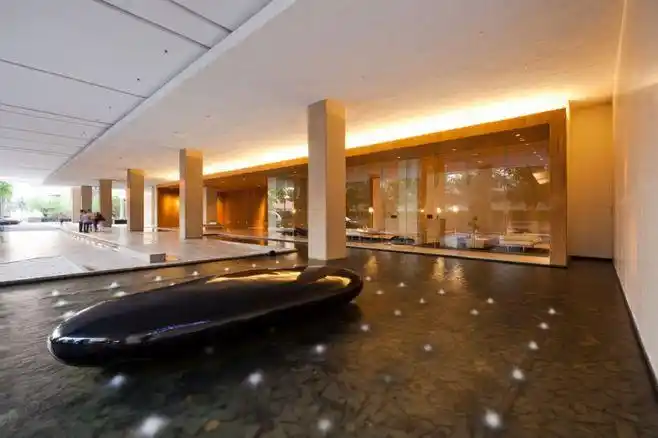 酒店大堂镜面水池中的雕塑