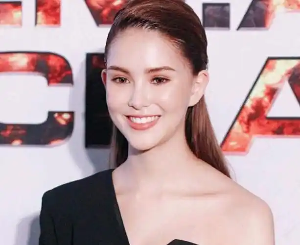 在聚光灯下,天王嫂昆凌一直以善良,完美的形象示人.