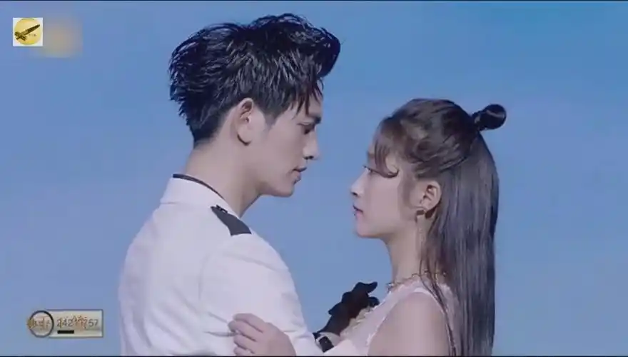 都市青春励志偶像剧《极光之恋》,马可关晓彤二人在一系列信任与误解