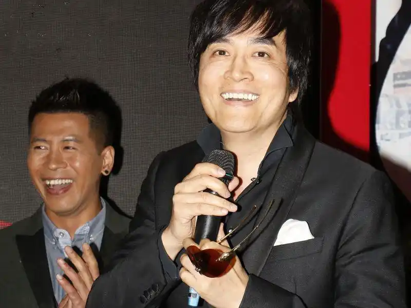 关咏荷前男友张家辉最羡慕的人,如今56岁仍单身