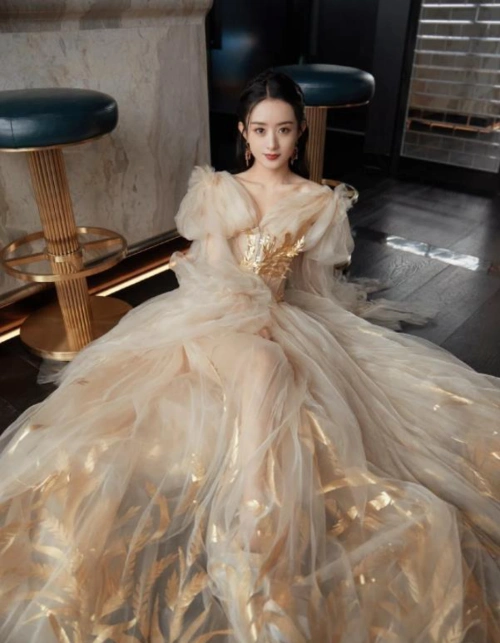 赵丽颖是刚出逃的公主吧金色礼服裙好耀眼真是美成仙女了
