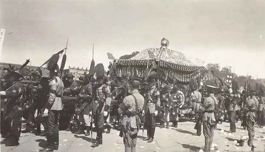 袁克文去世时,遗产仅剩20块,葬礼场景却比父亲袁世凯的还盛大_袁父