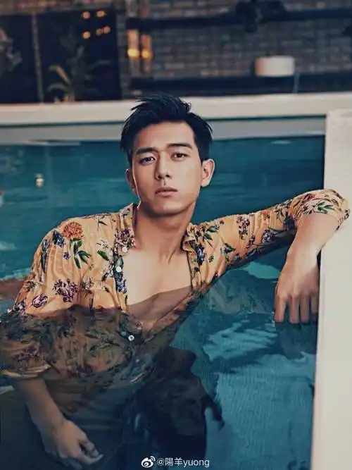 06·黄景瑜一直以肌肉形象示人,在电视剧《结爱·千岁大人的初恋》中