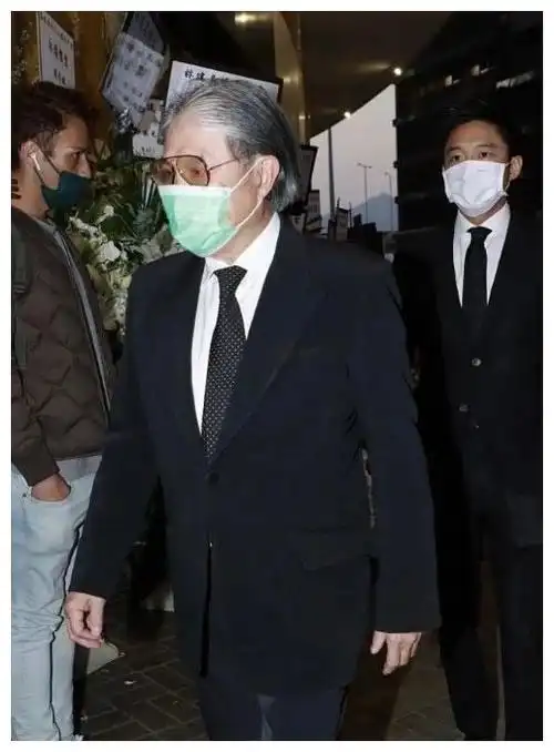 豪门第一帅霍启山和父亲现身葬礼一身黑西装像在拍电影