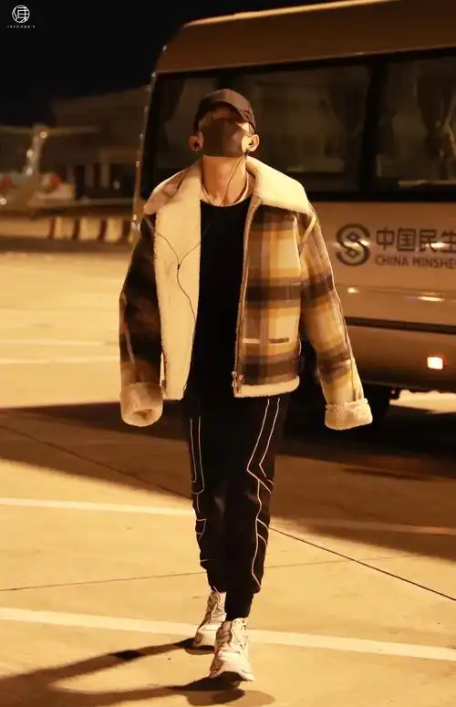 2018易烊千玺北京飞广州_高清图片大全-爱豆app